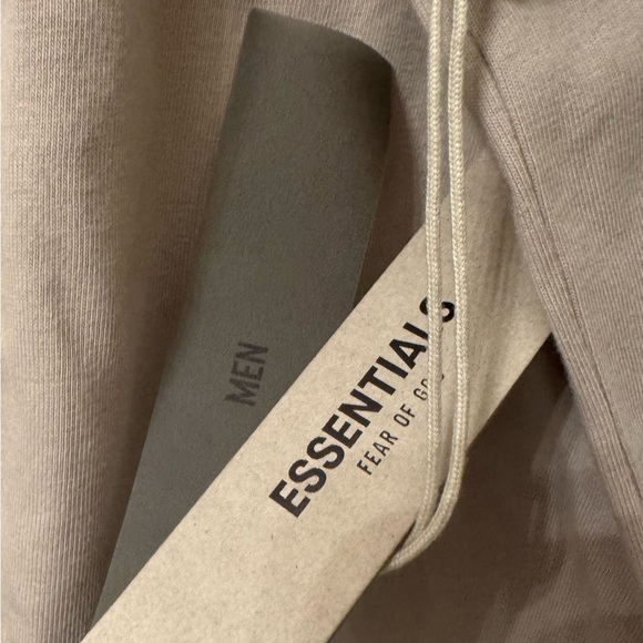 NWT - FEAR OF GOD ESSENTIALS Seal Beige Football T-Shirt in Size: M - Picture 6 of 7